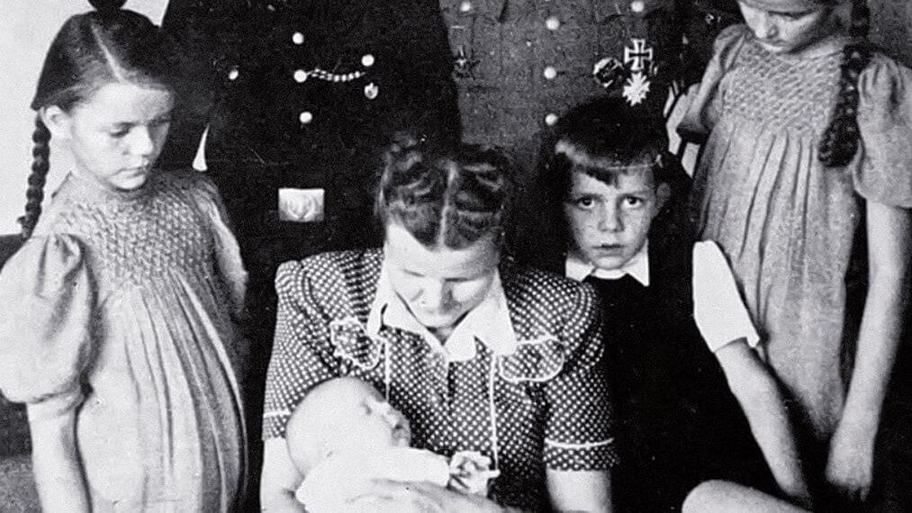 Rudolf Hoess z żoną i dziećmi. Fot. Muzeum w Auschwitz