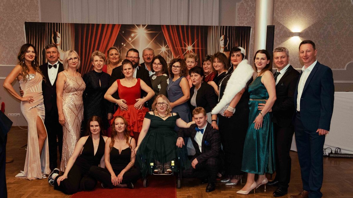 Członkowie Osieckiej Grupy Teatralno-Wokalnej