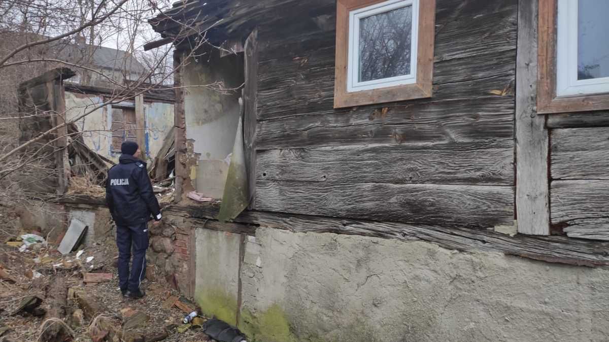Policjanci kontrolują pustostany