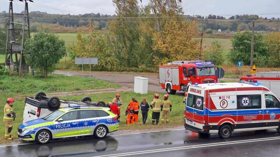 Kierowca dachował w Popłacinie
