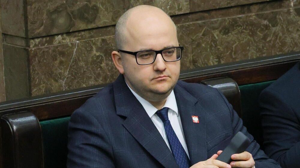 Dariusz Matecki
Warszawa, 05.03.2025. Pose� PiS Dariusz Matecki na sali plenarnej Sejmu w Warszawie, 5 bm. Izba rozpoczyna trzydniowe posiedzenie; zajmie si� m.in. rz�dowym projektem ustawy, kt�ry zmienia zasady delegowania s�dzi�w do orzekania w innych s�dach oraz przyznawania dodatk�w do wynagrodzenia z tytu�u delegowania. (mgut) PAP/Rafa� Guz
Rafa� Guz
X kadencja, 10, 10., delegowanie s�dzi�w, Dziesi�ta, kadencji, �awy poselskie, Obrady, obrady Sejmu, polityk, polityka, posiedzenie, Posiedzenie Sejmu, sala plenarna, Sala plenarna posiedze� obrad, Sejm RP, sejmie, s�dziowie, w Sejmie