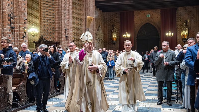 Wielkanocna noc nadziei. Metropolita poznański przewodniczył uro