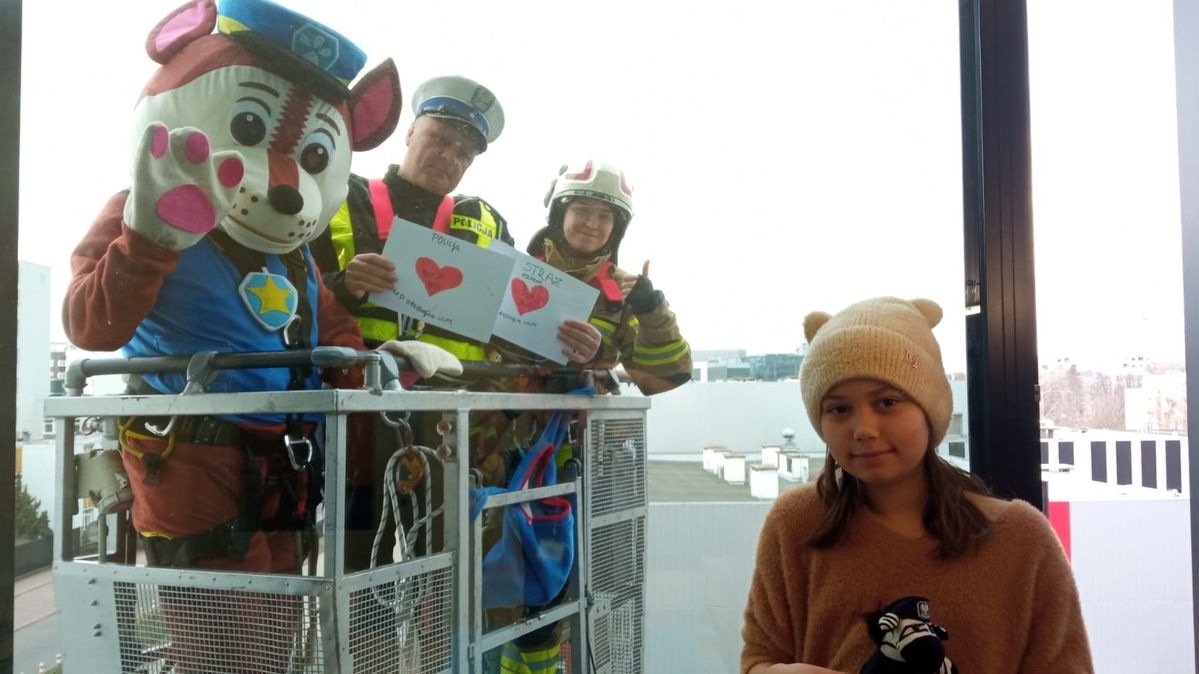 10-letnia wojowniczka otrzymała wyjątkowy prezent od policjantów