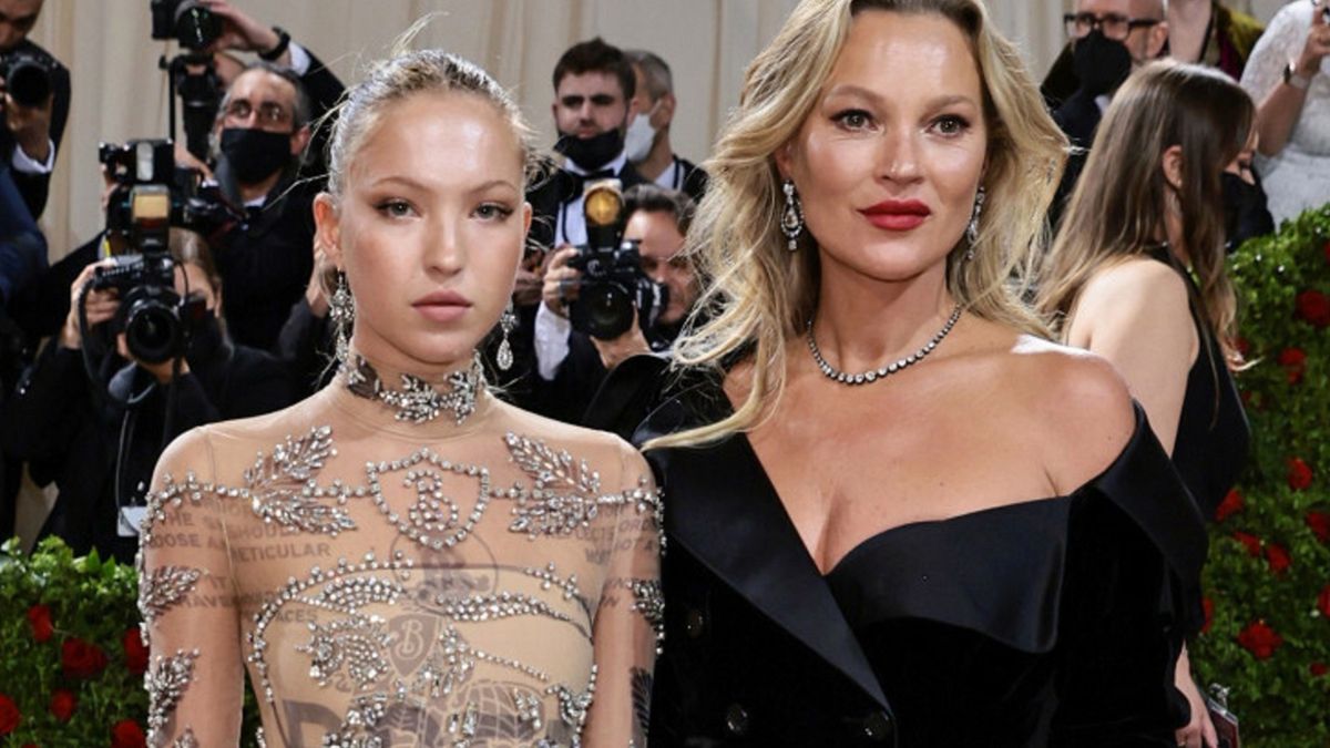 Córka Kate Moss z pompą insulinową na czerwonym dywanie. Pod prześwitującą  sukienką skrywała sprzęt, który ratuje jej życie