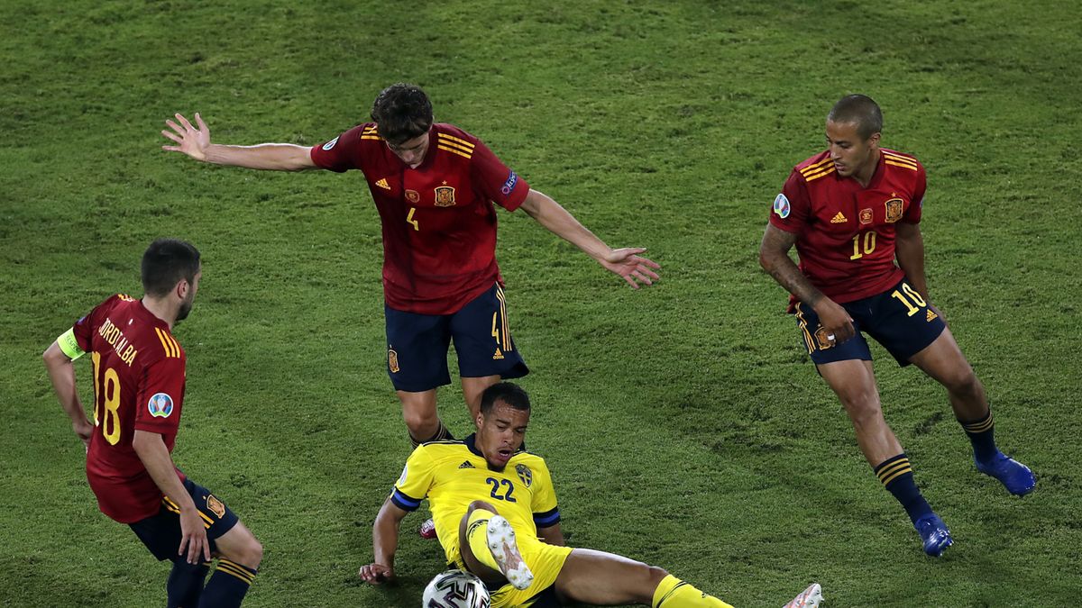 Robin Quaison en la lucha contra los representantes de España