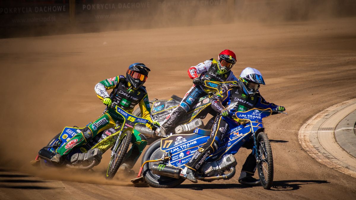 Zdjęcie okładkowe artykułu: Materiały prasowe / Miłosz Kaczmarek / AKŻ Speedway Ostrów / Na zdjęciu: Jarosław Bawłowicz (kask biały), Dominik Picz (kask niebieski), Jurgen Kramer (kas czerwony)