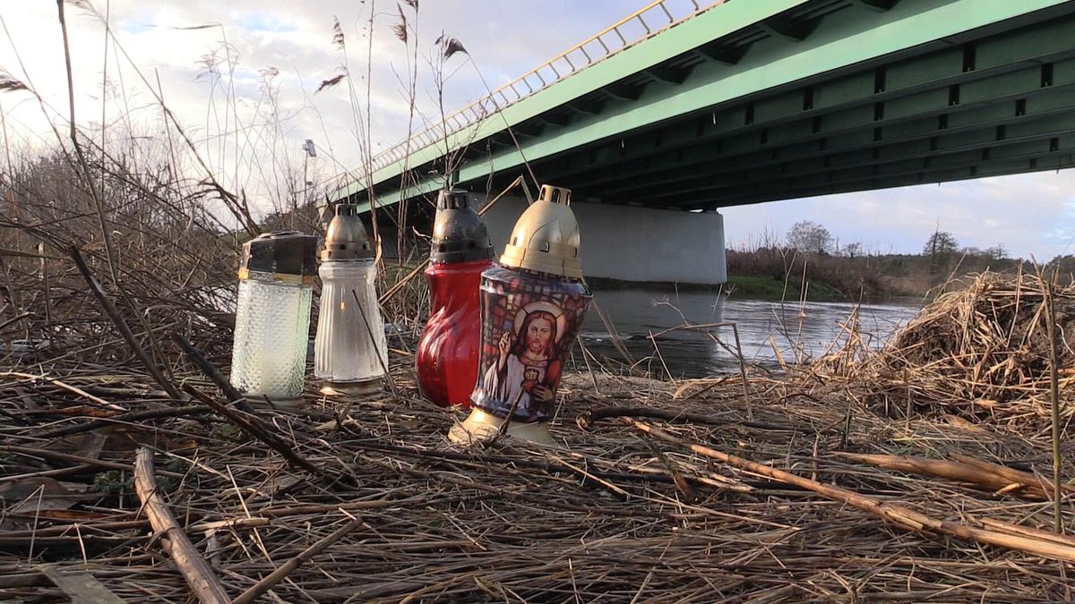 W miejscu wypadku palą się znicze.