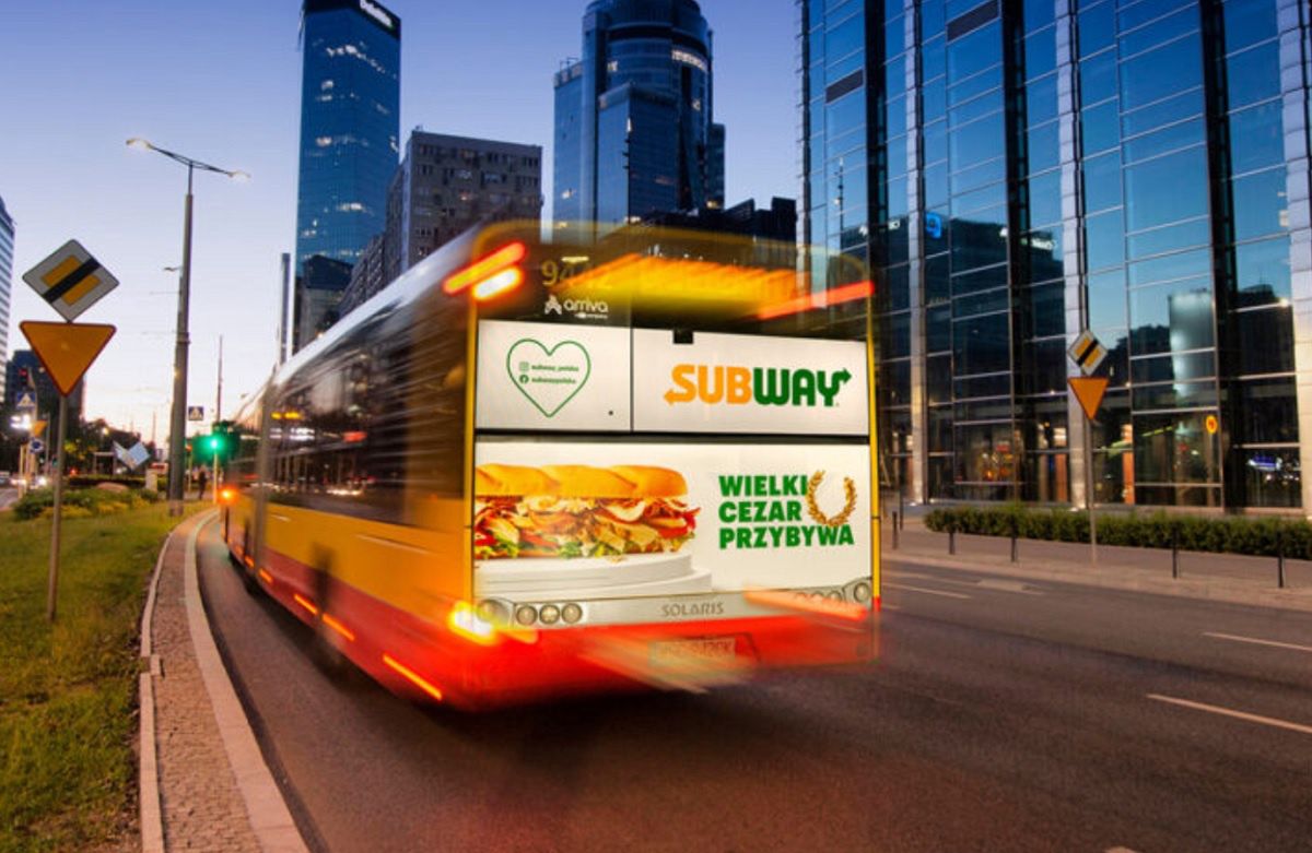 Agora chce mieć reklamy na autobusach i Paczkomatach. Negocjacje od ponad pół roku