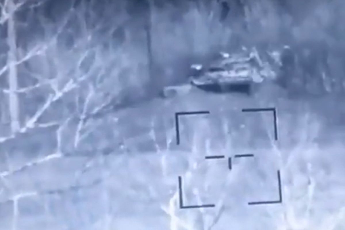 Wojna w Ukrainie. Żołnierze pokazali, jak bombardują czołg z samolotu