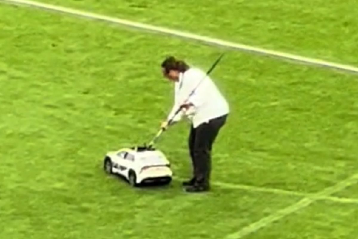 Remotecontrolled cars steal the show at Paris javelin event