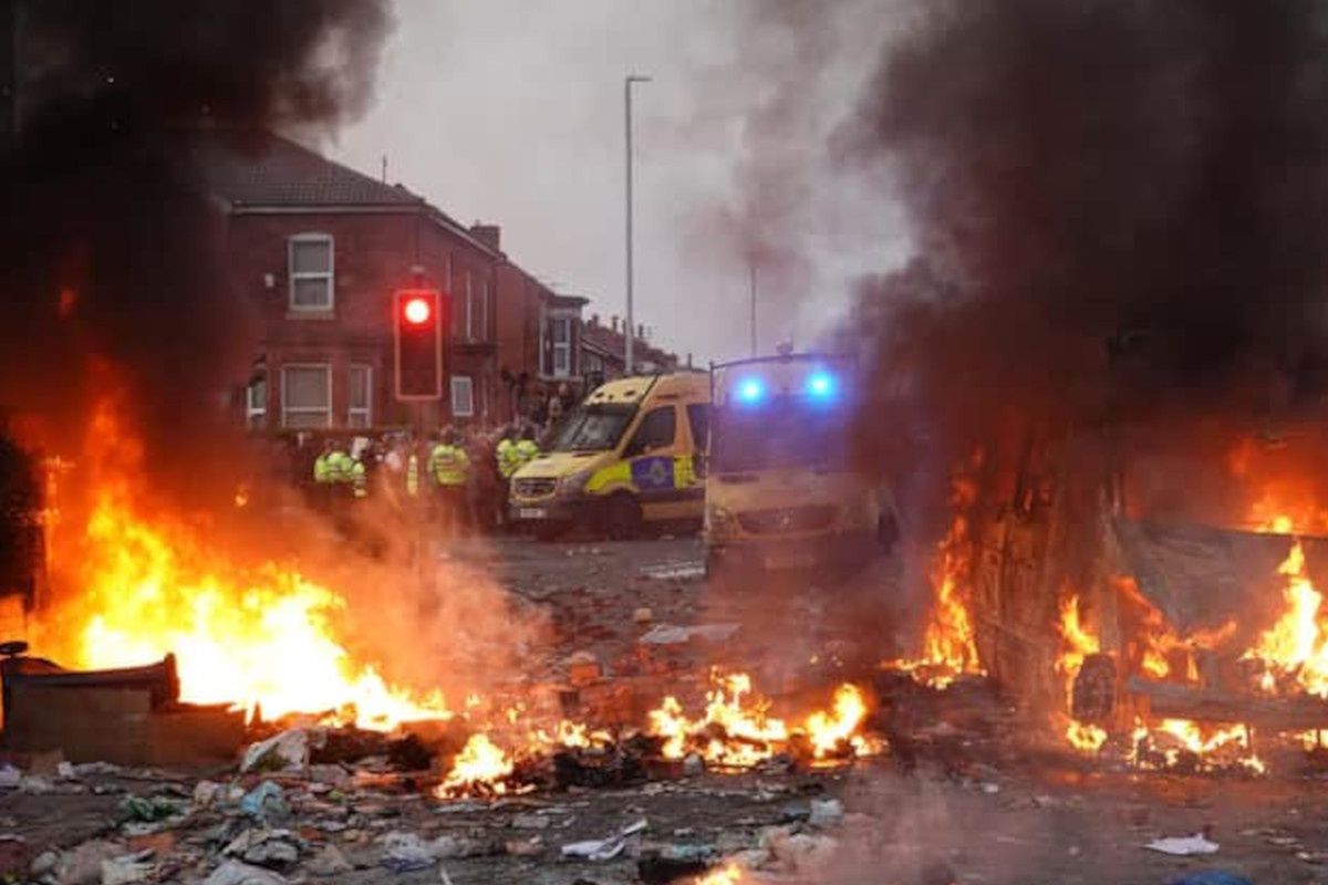 Youth chaos erupts in edinburgh during guy fawkes night