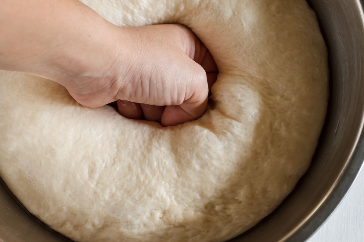 Калачи на сметане. Тазик теста для пасхи картинка для пранка. Обминка дрожжевого теста. Брожение и обминка теста. Обминка хлеба.
