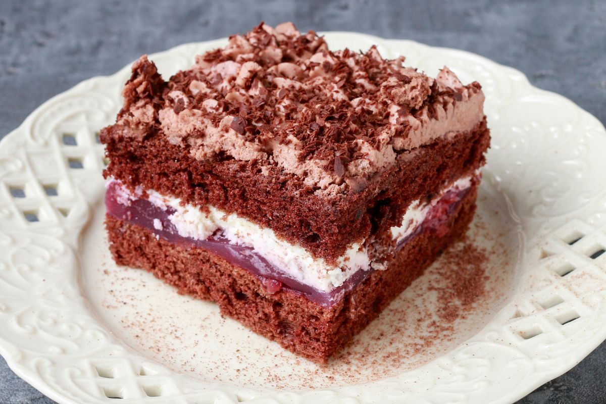 Fruchtige Überraschung Kirschcreme-Kuchen fürs festliche Buffet