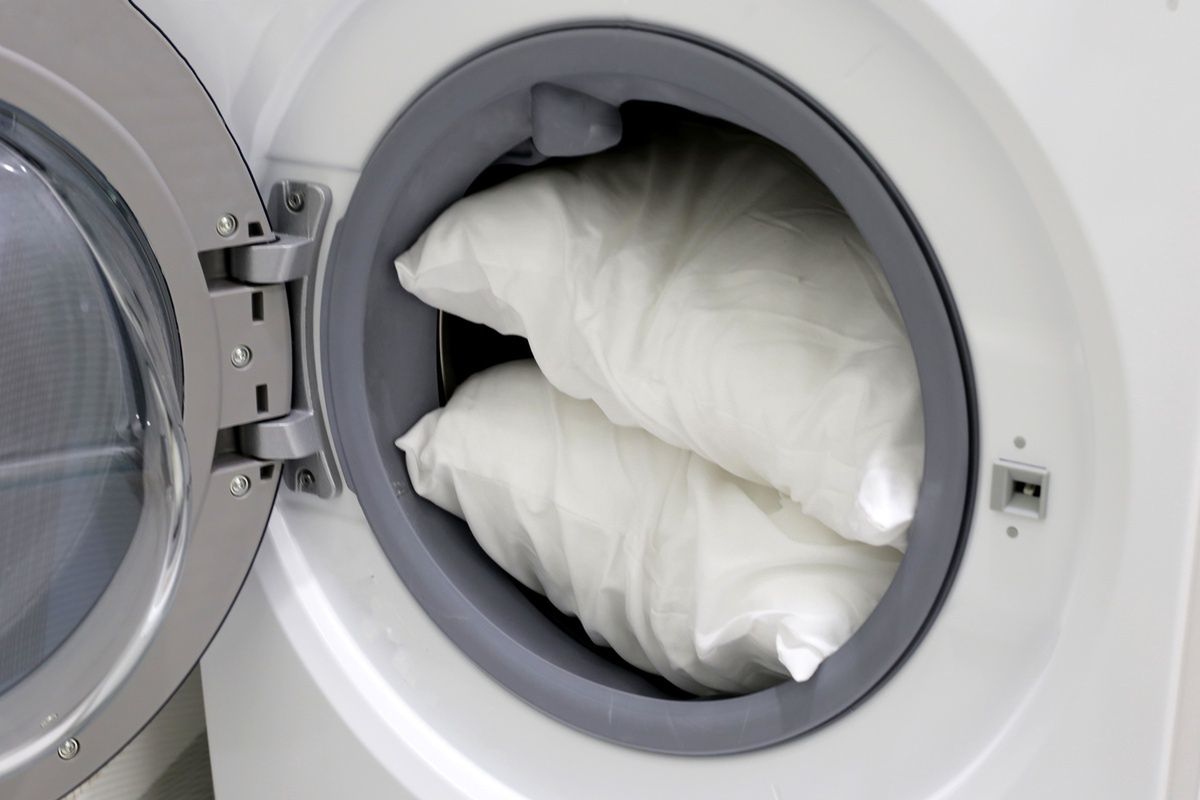 discover-a-simple-trick-for-washing-pillows-use-baking-soda-instead-of