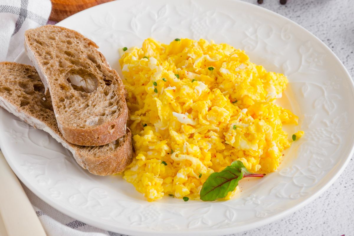 Unlock the secret to fluffy scrambled eggs without dairy, as revealed ...