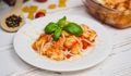 Zapiekane gnocchi w sosie pomidorowym z mozzarellą. Obiad we włoskim stylu
