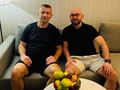 Usiadł obok Tomasza Adamka. Zdziwisz się, kto to jest