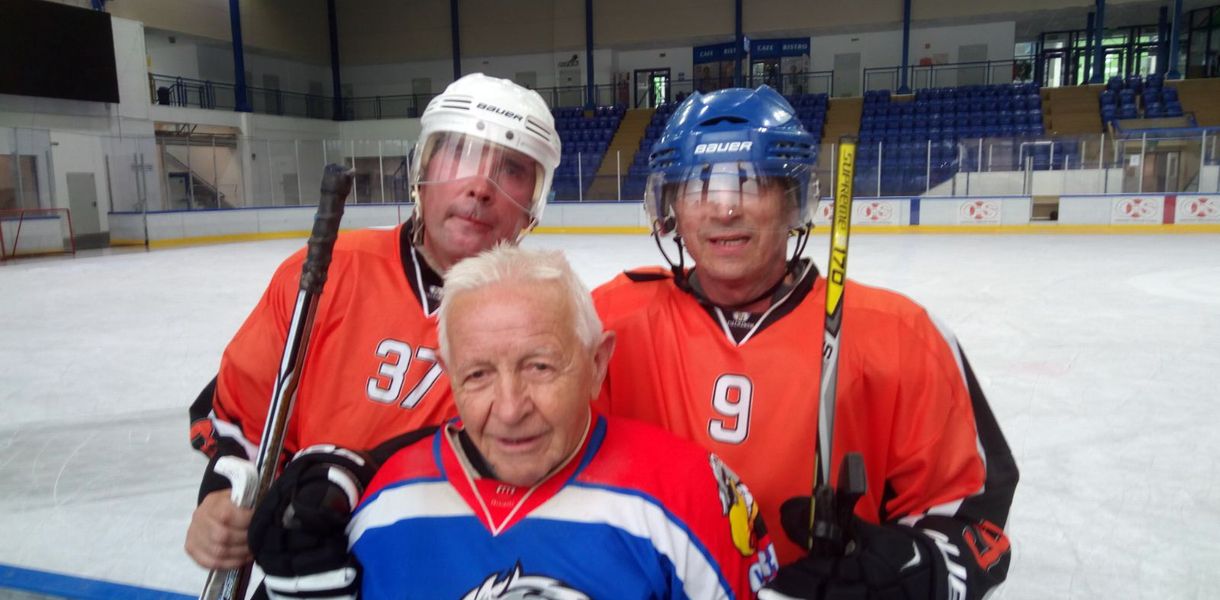 88-letni hokeista Orłów Przasnysz Wiesław Smoliński (w środku)
