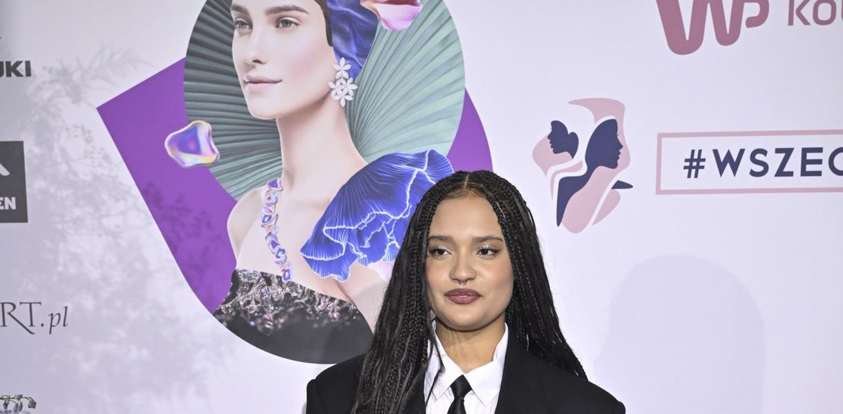 Sara James pozuje w garniturze na gali #Wszechmocne