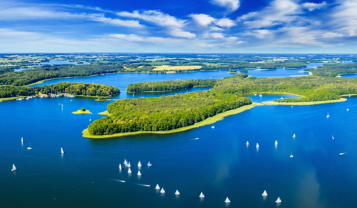 Gdzie na Mazury pierwszy raz? Przewodnik po najważniejszych atrakcjach regionu