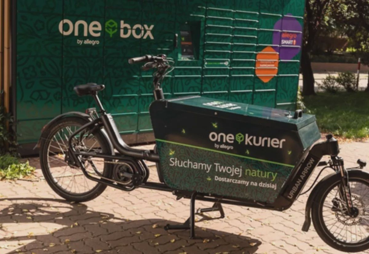 UOKiK nie zostawia suchej nitki na dostawcach paczek. „Ekościema” w reklamach Allegro i InPostu?