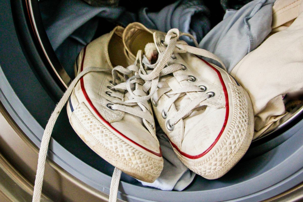 How to clean white laces with baking on sale soda