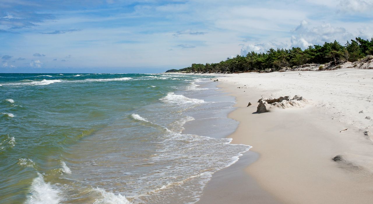 Dzika plaża 10 km od Łeby bez tłumów, a tuż obok... niezwykła latarnia