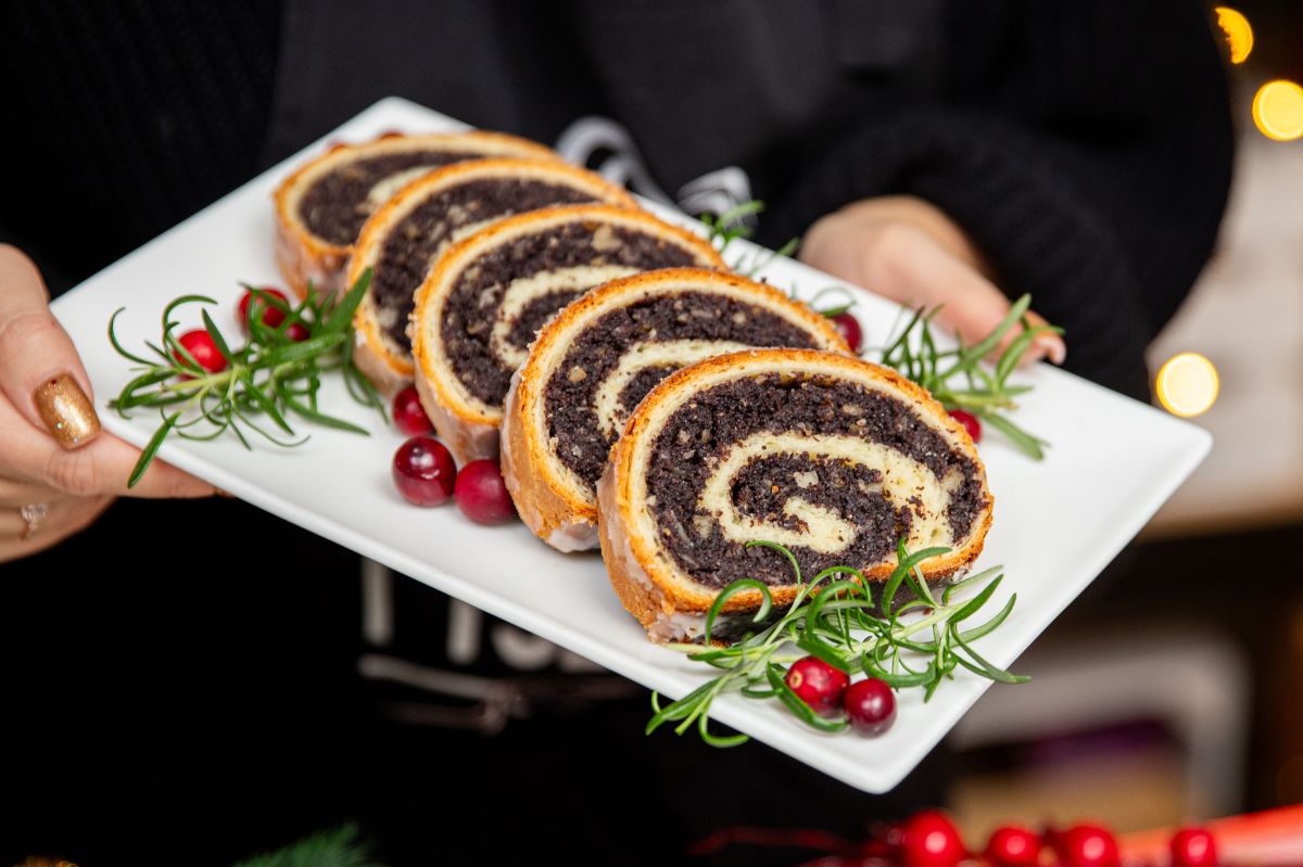 Master the perfect poppy seed roll: secret ingredient and step-by-step  guide for unforgettable holidays