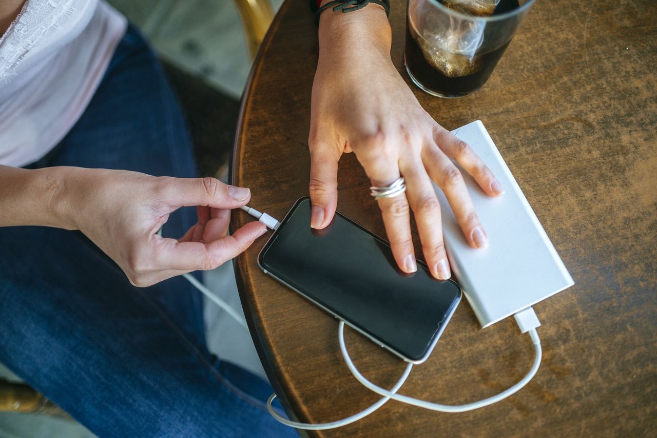 Do ilu procent ładować telefon? Eksperci mówią jasno