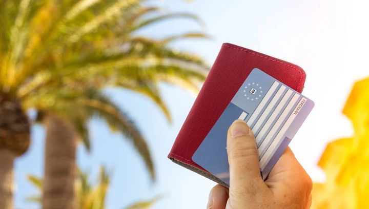 EKUZ czy prywatna polisa - co lepiej chroni turystę?