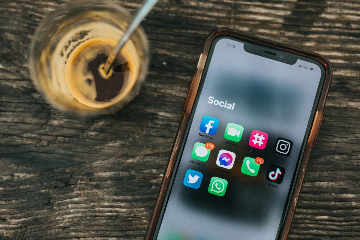 Social sierpień. Co się działo w Meta, na X, TikToku i LinkedIn w ostatnim miesiącu wakacji?