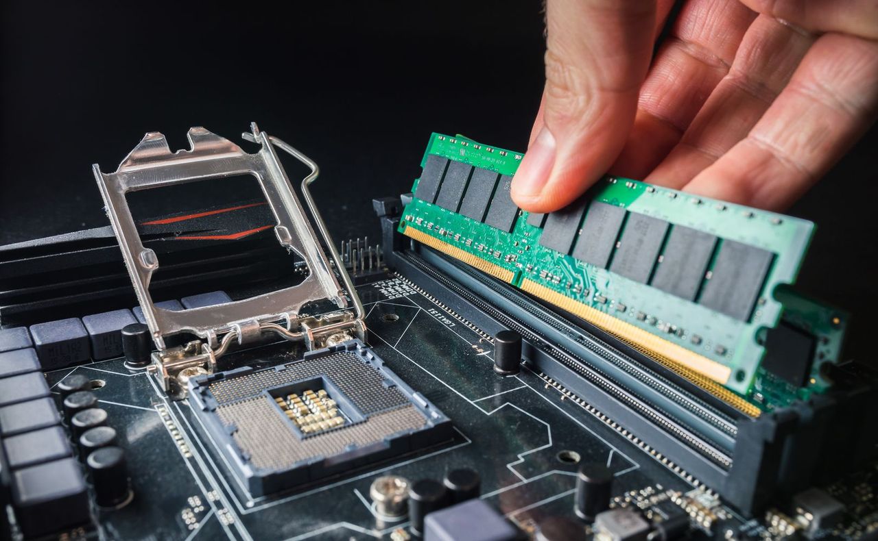 Pamięci DDR4 RAM to nadal dobra propozycja. Co wybrać do taniego komputera?