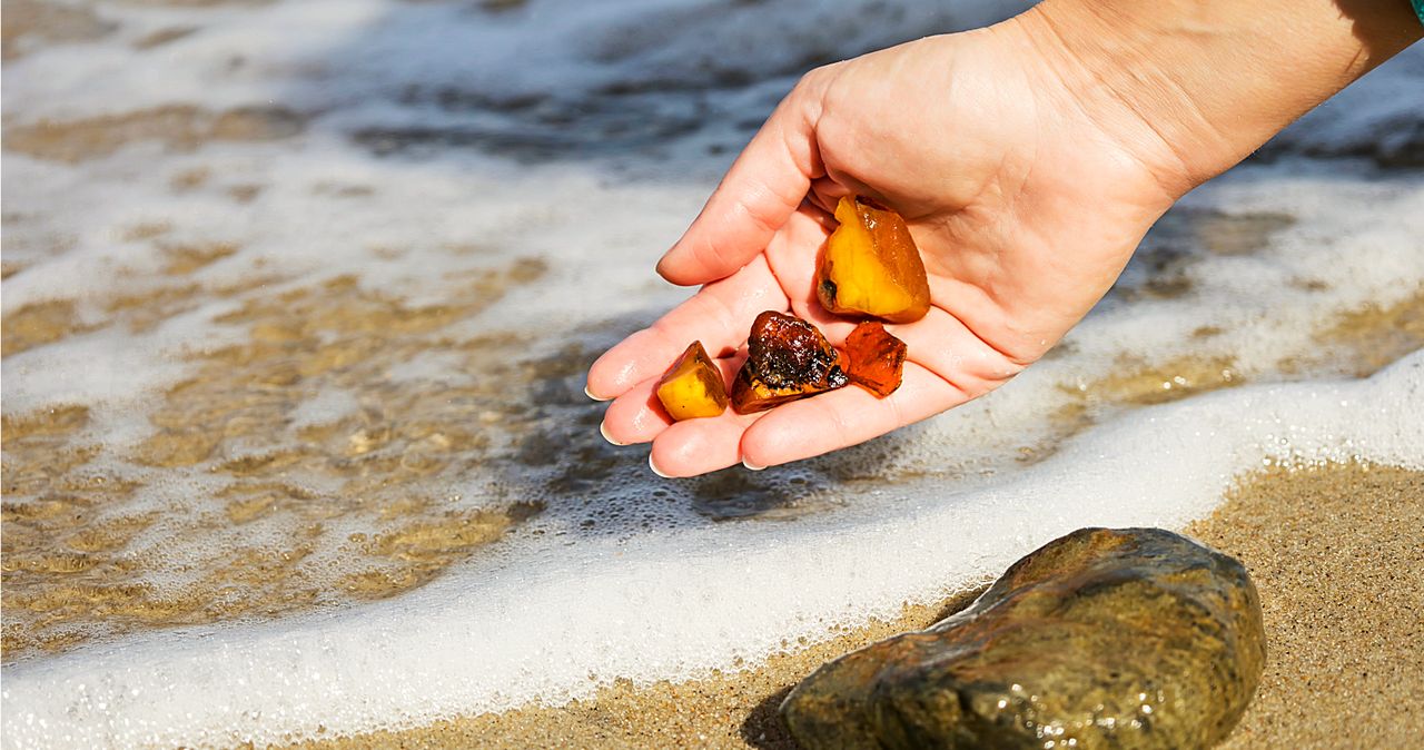 Jak szukać bursztynu nad morzem? Praktyczny poradnik i najlepsze plaże