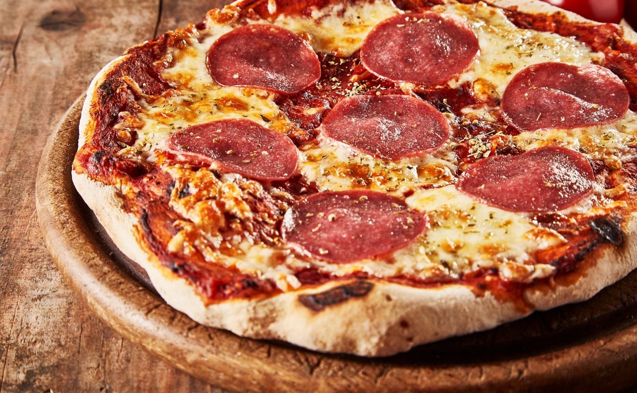 Reklamacja poszła za daleko. Klientka usunęła salami z pizzy przez AI