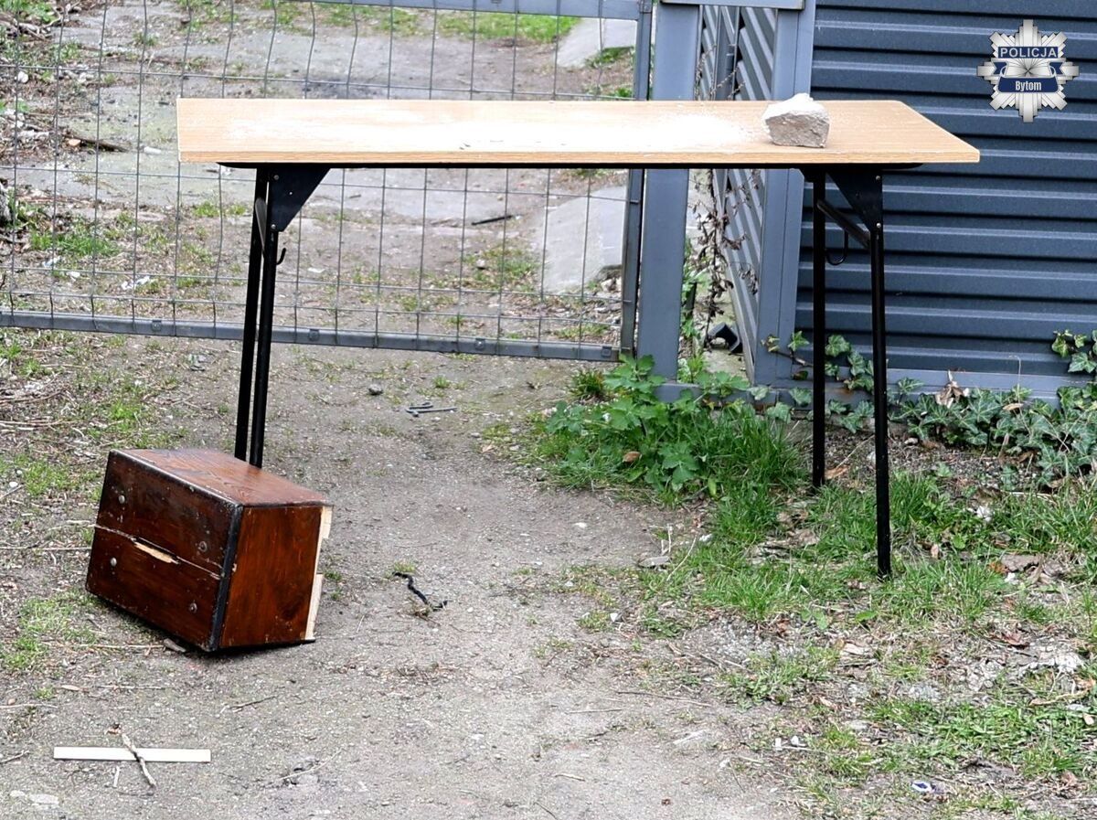 Stół z kościoła na głowie. 35-latek ukradł skarbonę razem z meblem i trafił za kratki