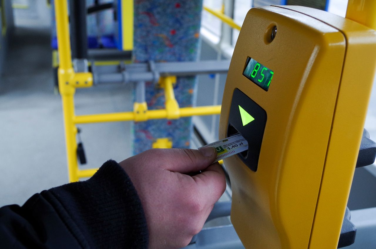 Biletomaty KM Płock bez płatności kartą i BLIK. Awaria ma charakter ogólnopolski – problemy zgłaszane są także w innych miejscach!