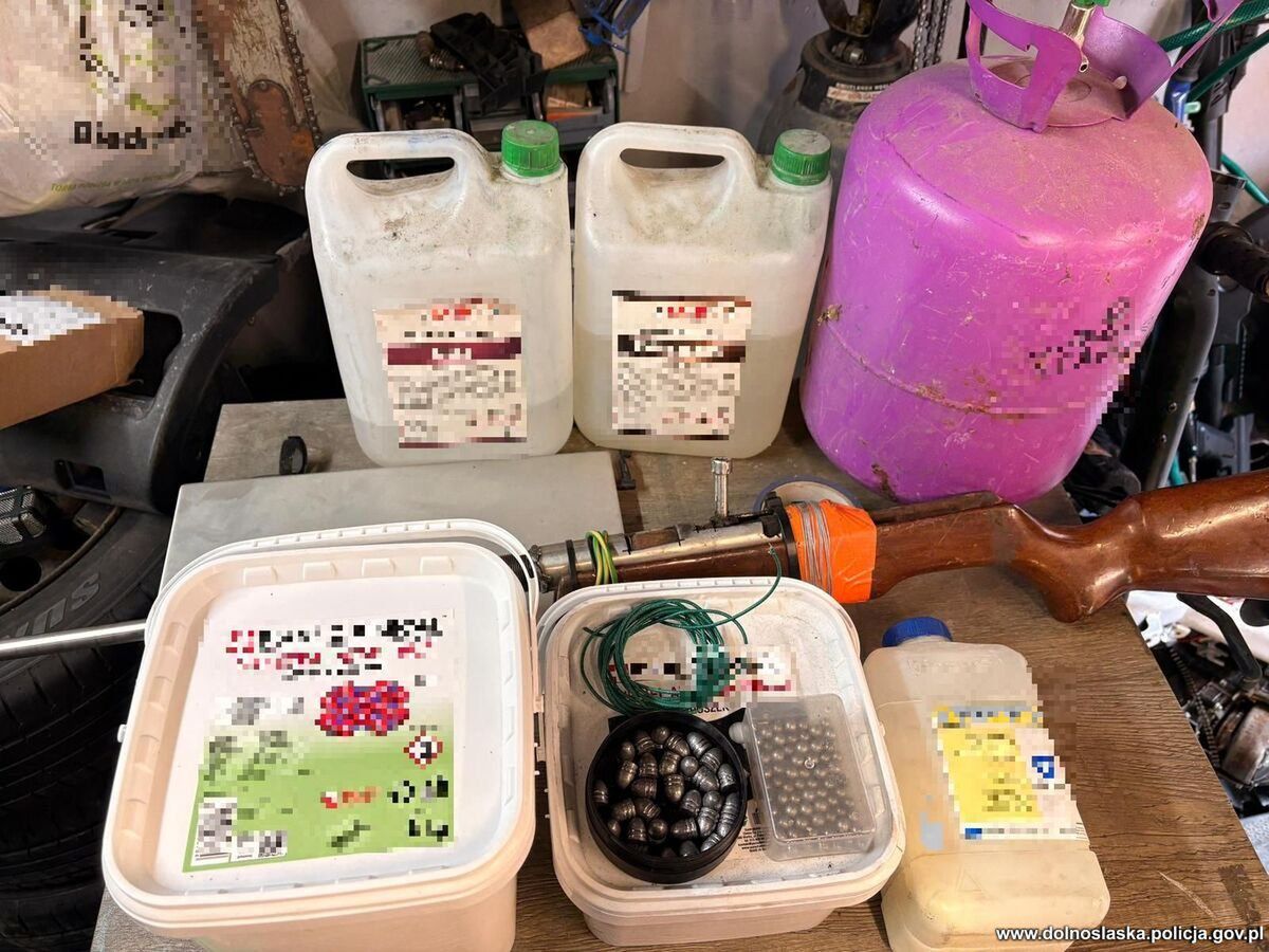 "Bomby w garażu, narkotyki i broń własnej roboty" – policja rozbiła niebezpieczny magazyn we Wrocławiu