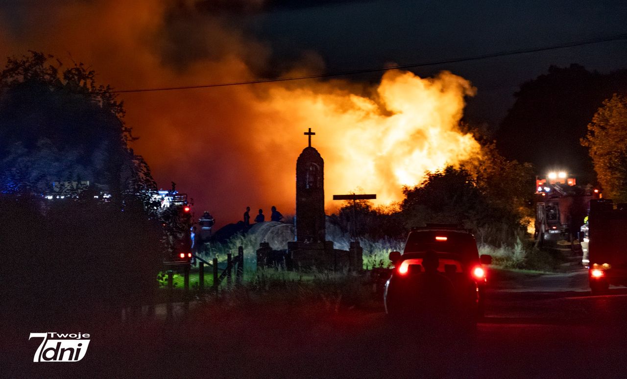 Groźny pożar w Krostkowie. Interweniowało aż 7 jednostek straży