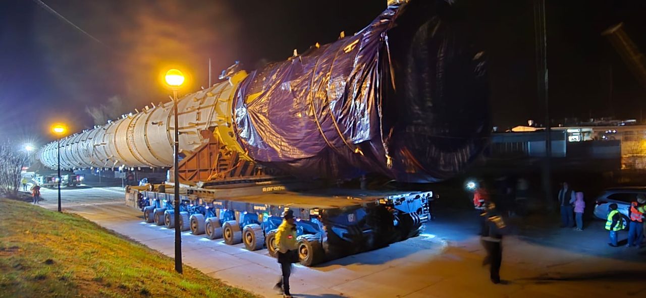 Nocny transport ogromnej kolumny do ORLEN. Utrudnienia w Płocku!
