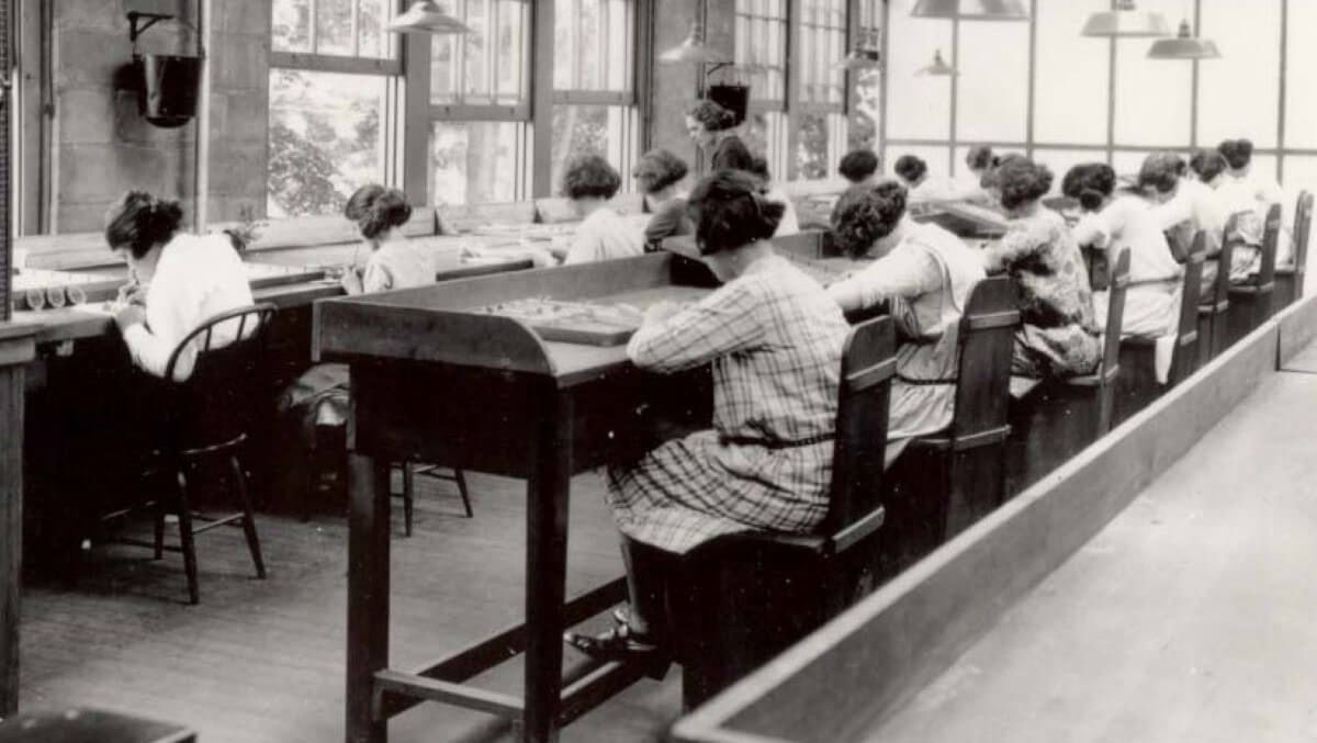 „Radowe dziewczyny”. Jak przedsiębiorcy skazali kobiety na powolną śmierć