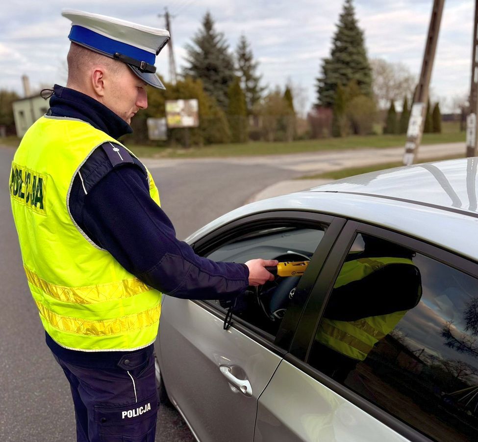 Weekend na drogach we Włocławku. 10 kolizji, setki wykroczeń i pijany rowerzysta
