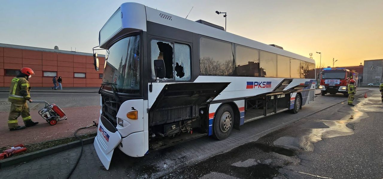 Pożar autobusu w Chodzieży – strażacy w akcji