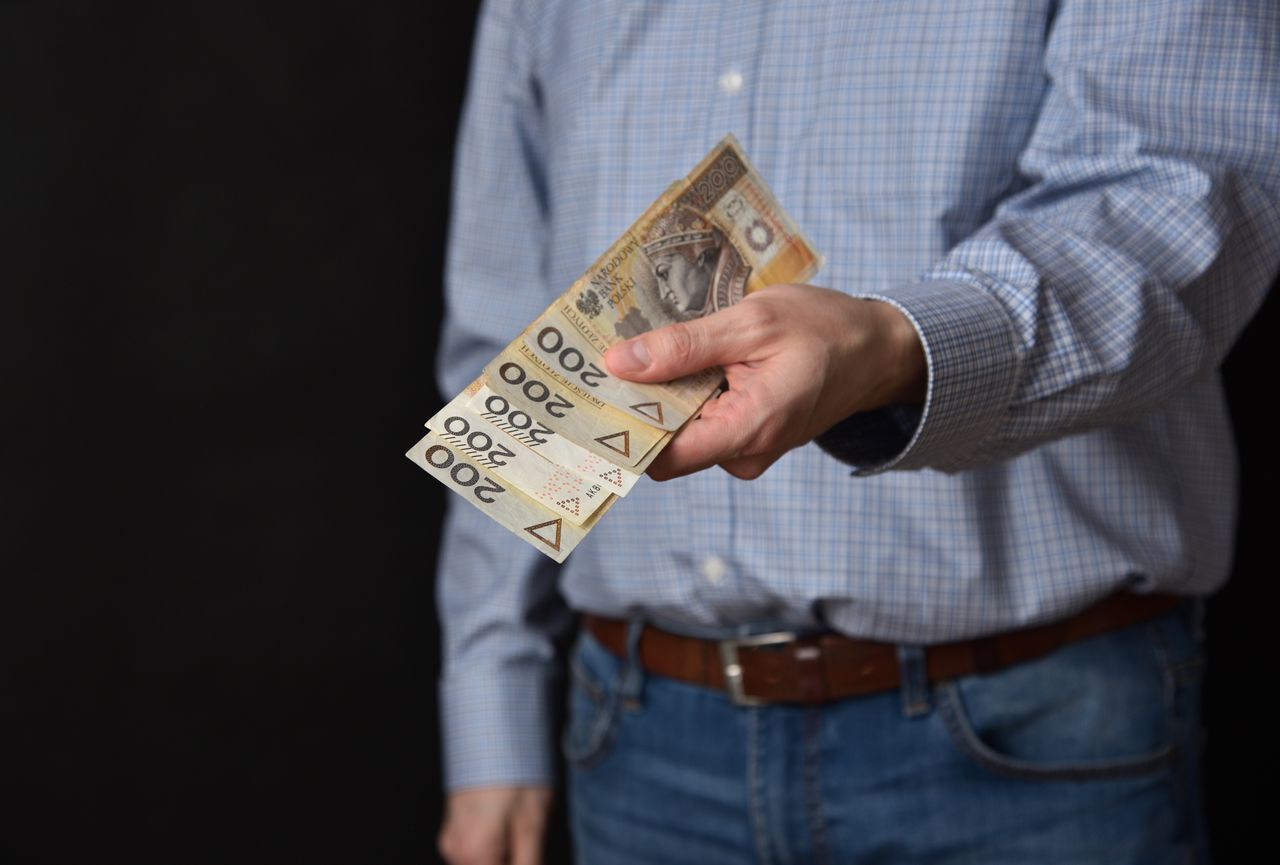 Senior stracił blisko 9 tysięcy złotych. Policja ostrzega przed fałszywymi inwestycjami w sieci