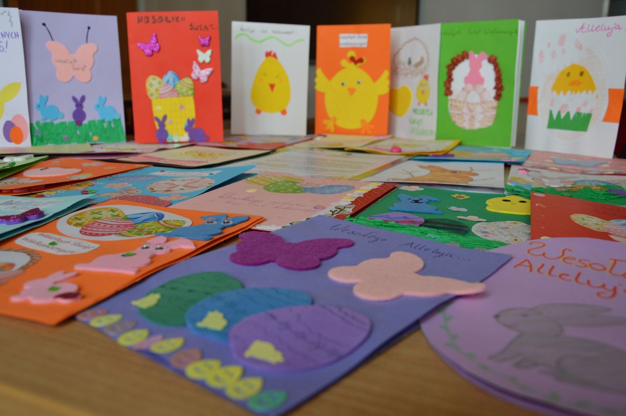 Wzruszający gest dla dzieci w szpitalu w Płocku. Kartki wielkanocne od "Brzydkich Kaczątek"