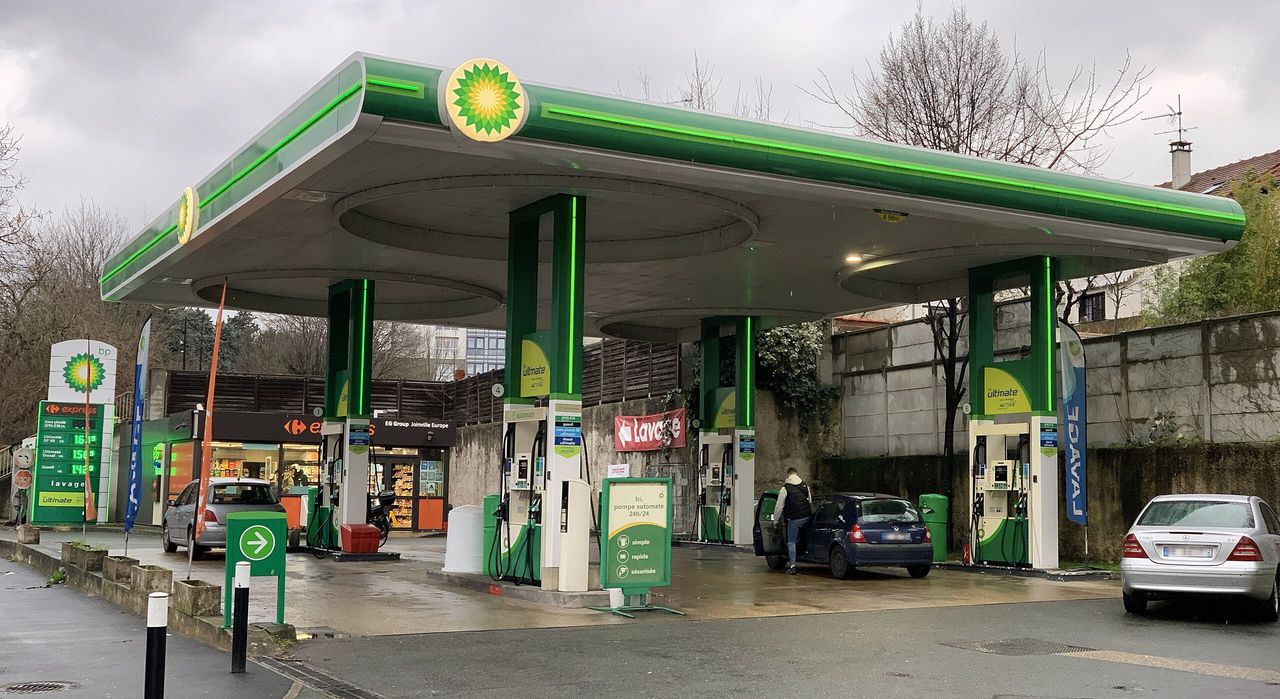 Paliwo tańsze jeszcze przed wakacjami? Rząd szykuje podatkowy ruch, a ceny już spadają