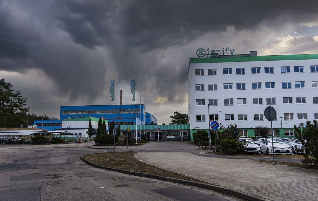Piła: Czarne chmury nad pracownikami Signify. Firma chce zwolnić prawie 300 pracowników