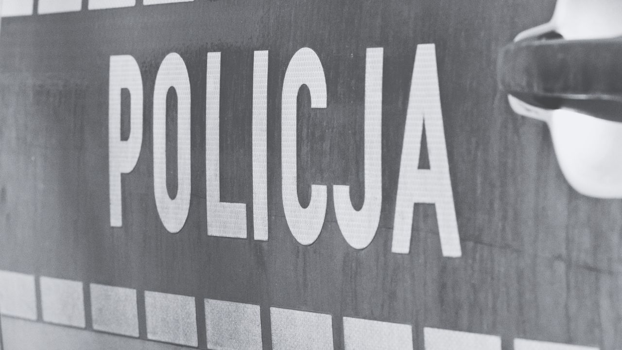 Noworodek znaleziony w szafce w gminie Szreńsk. Dramatyczna akcja policji i ratowników