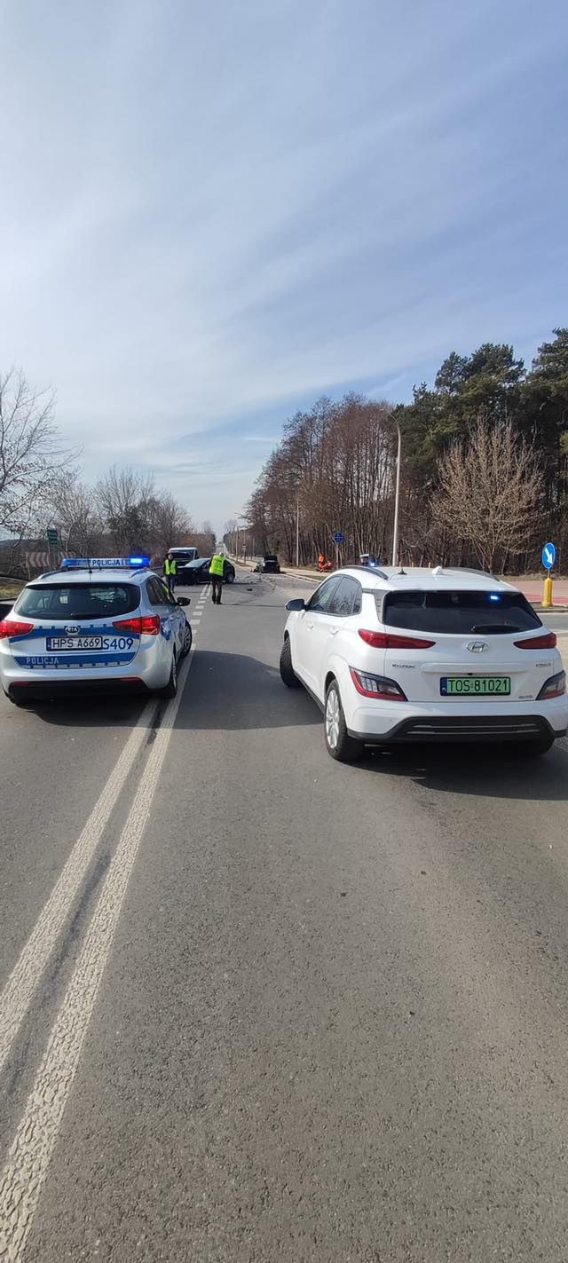Zderzenie trzech pojazdów w Ostrowcu Świętokrzyskim. Dwie osoby trafiły do szpitala