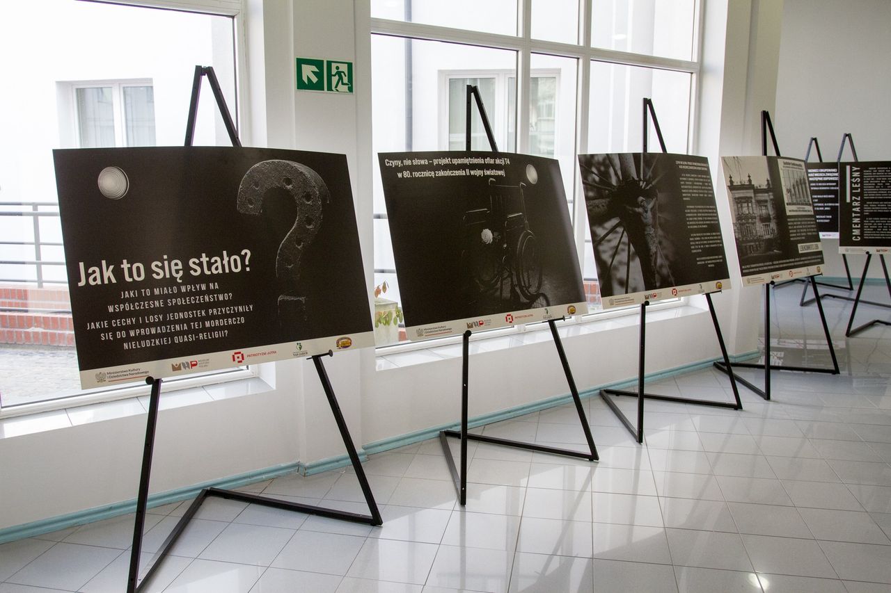 O ofiarach zapomnianych przez historię. Wystawa w ratuszu dostępna do 27 marca