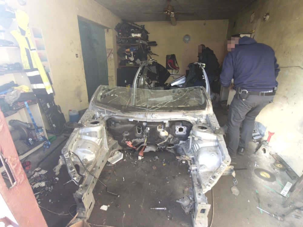 Dziupla rozbita pod Warszawą. Kradziona toyota z Berlina i dziesiątki części w rękach policji